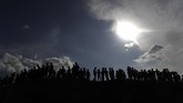 Di pagi hari saat memulai festival, masyarakat Guadix mengunjungi Desa Baza yang berjalan tiga kilometer. (AFP/Jorge Guerrero)