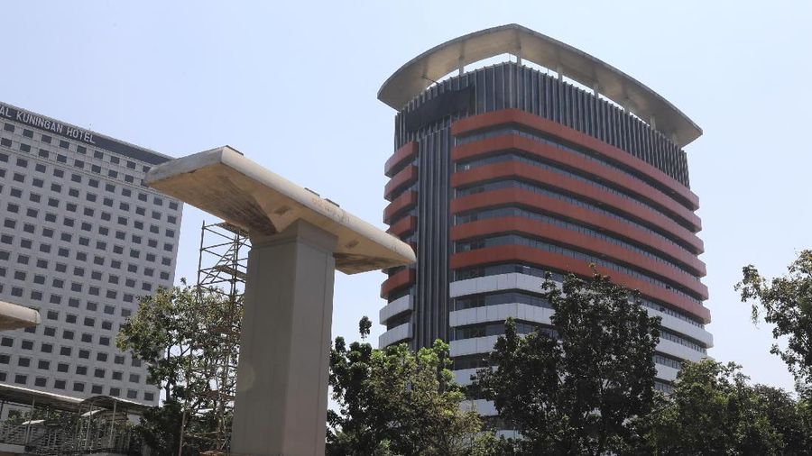 Suasana gedung Komisi Pemberantasan Korupsi (KPK) yang tertutup kain hitam di Gedung Merah Putih KPK, Jakarta, Selasa (10/9/2019). (CNBC Indonesia/Andrean Krisianto)