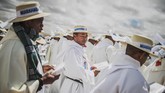 Paus Fransiskus menyempatkan berkunjung ke Desa Akamasoa, salah satu kampung di Madagaskar yang didirikan oleh Bapa Opeka di perbukitan Antananarivo untuk menampung warga miskin. (Photo by MARCO LONGARI / AFP)