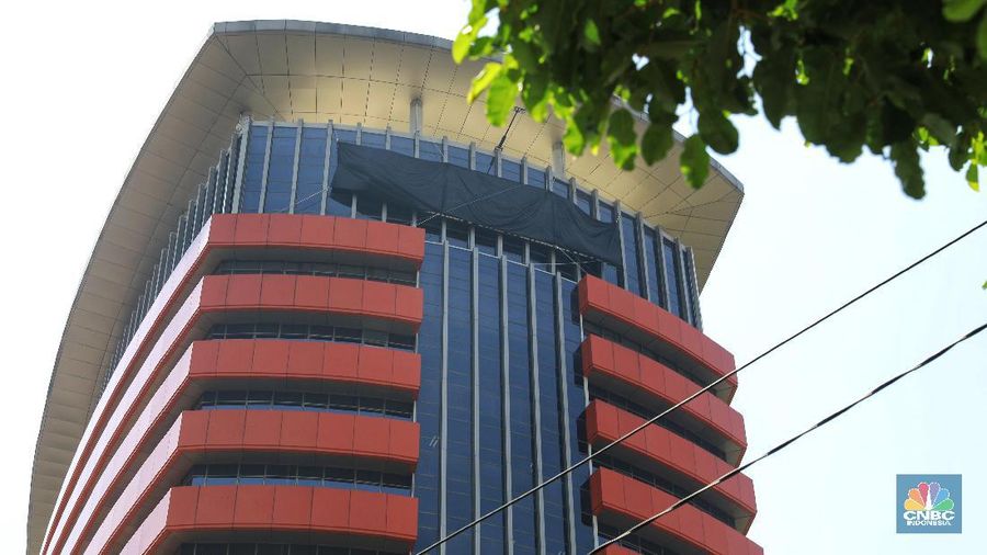 Suasana gedung Komisi Pemberantasan Korupsi (KPK) yang tertutup kain hitam di Gedung Merah Putih KPK, Jakarta, Selasa (10/9/2019). (CNBC Indonesia/Andrean Krisianto)