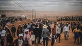 Menurut Paus Fransiskus, Bapa Opeka berhasil mengangkat harkat dan martabat warga Madagaskar yang tadinya hidup dalam kondisi miskin. (Photo by MARCO LONGARI / AFP)