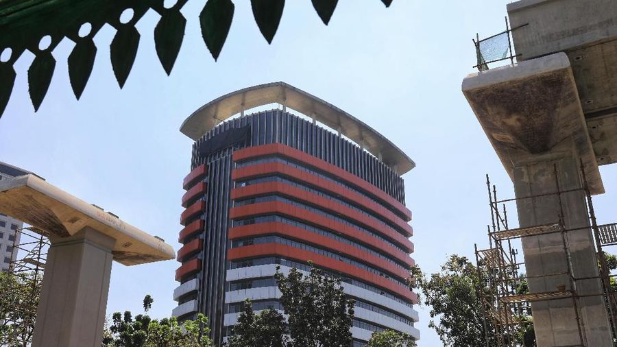 Suasana gedung Komisi Pemberantasan Korupsi (KPK) yang tertutup kain hitam di Gedung Merah Putih KPK, Jakarta, Selasa (10/9/2019). (CNBC Indonesia/Andrean Krisianto)