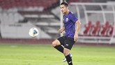 Bek Thailand Adisorn Promrak tengah mengontrol bola saat latihan resmi jelang melawan Timnas Indonesia di SUGBK. Promrak termasuk pemain Thailand yang beberapa kali pernah menghadapi Indonesia. (ANTARA FOTO/Hafidz Mubarak A/nz)