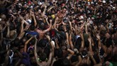 Keramaian di festival Cascamorras yang berlangsung pada 6 September 2019 di Baza, Granada, Spanyol. (AFP/Jorge Guerrero)
