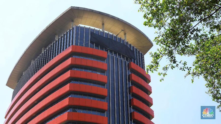 Suasana gedung Komisi Pemberantasan Korupsi (KPK) yang tertutup kain hitam di Gedung Merah Putih KPK, Jakarta, Selasa (10/9/2019). (CNBC Indonesia/Andrean Krisianto)