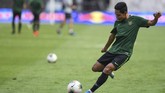 Kekalahan 2-3 dari Malaysia di laga pertama menempatkan Evan Dimas dan kawan-kawan untuk sementara berada di posisi juru kunci atau kelima klasemen Grup G. Thailand yang ditahan imbang Vietnam 0-0 berada di posisi ketiga. (ANTARA FOTO/Hafidz Mubarak A/ama)