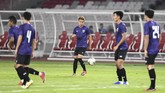 Pemain belakang Thailand Theerathon Bunmathan (tengah) menjalani persiapan akhir jelang melawan Indonesia. Dalam lima pertemuan terakhir dengan Indonesia, Thailand sudah kebobolan delapan kali. (ANTARA FOTO/Hafidz Mubarak A/nz)