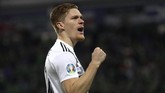 Marcel Halstenberg merayakan golnya ke gawang Irlandia Utara sekaligus gol pertamanya bersama timnas Jerman. (AP Photo/Peter Morrison)