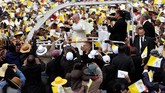 Paus Fransiskus menganggap Opeka sebagai salah satu 'orang suci' yang setara Bunda Teresa. Bapa Opeka juga menjadi salah satu calon penerima Nobel di bidang perdamaian. (Photo by Tiziana FABI / AFP)