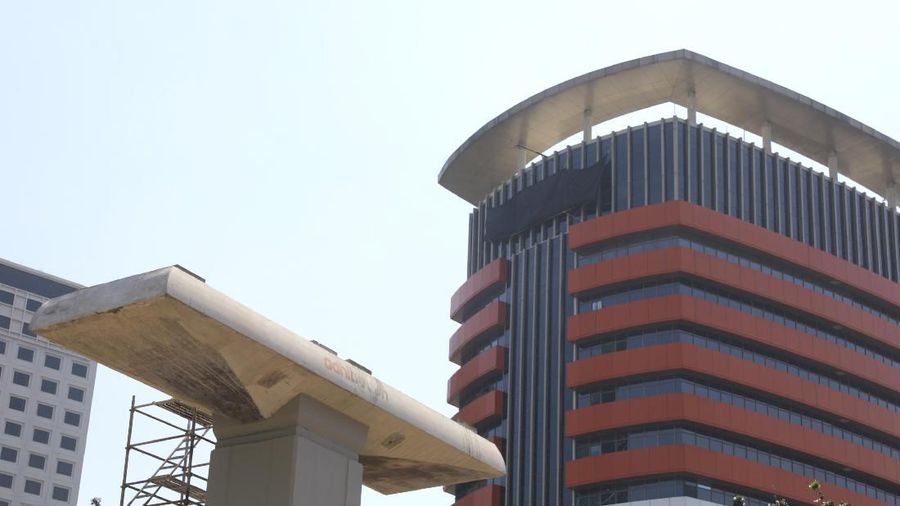 Suasana gedung Komisi Pemberantasan Korupsi (KPK) yang tertutup kain hitam di Gedung Merah Putih KPK, Jakarta, Selasa (10/9/2019). (CNBC Indonesia/Andrean Krisianto)