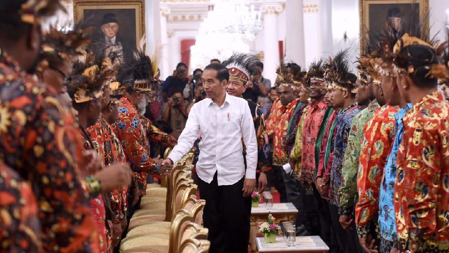 Presiden Jokowi memberikan respons kewenangan yang dimilikinya agar tenaga-tenaga muda Papua dapat diserap oleh BUMN-BUMN serta perusahaan lainnya. 