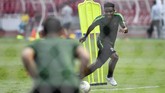 Penyerang naturalisasi Osas Saha berpeluang tampil di laga Indonesia vs Thailand. Kehadiran Osas bisa meningkatkan kekuatan lini depan Tim Merah Putih dalam pertandingan nanti. (ANTARA FOTO/Hafidz Mubarak A/ama)