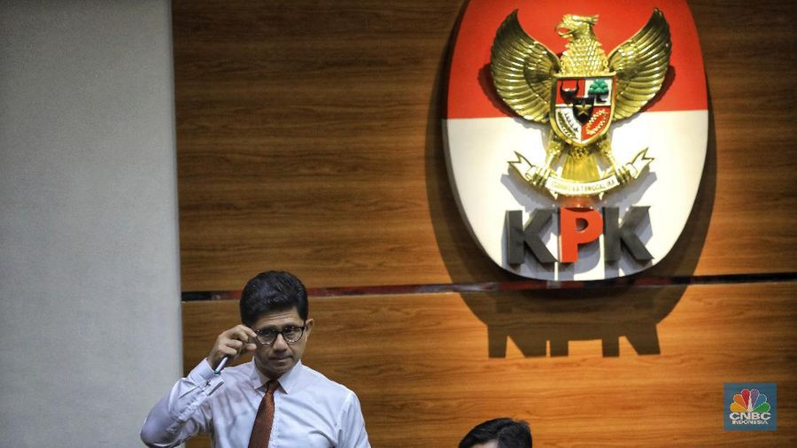 Komisi Pemberantasan Korupsi (KPK) mengumumkan tersangka kasus dugaan korupsi terkait mafia migas. (CNBC Indonesia/Andrean Kristianto)