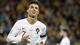 Kapten timnas Portugal, Cristiano Ronaldo, berhasil mencetak quattrick saat menang 5-1 atas Lithuania. Ronaldo saat ini sudah mencetak 93 gol dari 160 penampilan. (AP Photo/Mindaugas Kulbis)