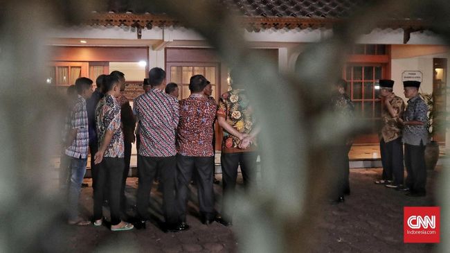 Kerabat Mulai Berdatangan ke Rumah Duka BJ Habibie