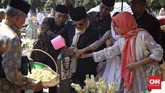 Mantan Presiden RI Ke-3 BJ Habibie ziarah mengunjungi makam istrinya, Ainun Habibie di TMP Kalibata, Jakarta, 5 Juni 2019. Keluarga Habibie pernah menyatakan bahwa Habibie akan dimakamkan di samping mendiang istrinya. (CNN Indonesia/Hesti Rika)