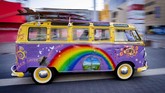 Volkswagen T1 atau akrab disapa VW Kombi mengkombinasikan warna cat. (AP Photo/Michael Probst)