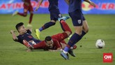 Striker Timnas Indonesia Beto Goncalves tak leluasa bergerak ketika hendak memasuki sepertiga daerah pertahanan lawan. (CNN Indonesia/Adhi Wicaksono)