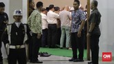 Sejumlah kerabat melakukan salat jenazah almarhum Presiden ke-3 RI, BJ Habibie di Rumah Jenazah Rumah Sakit Pusat Angkatan Darat (RSPAD) Gatot Soebroto, Jakarta, Rabu (11/9). BJ Habibie meninggal dunia setelah menjalani perawatan di RSPAD. (CNN Indonesia/Adhi Wicaksono).