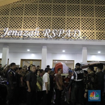 Iring-iringan Mobil Jenazah BJ Habibie Menuju Rumah Duka