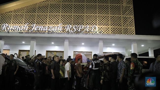 Iring iringan Mobil  Jenazah BJ  Habibie  Menuju Rumah Duka