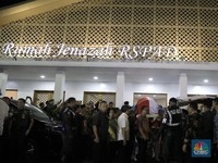 Iring-iringan Mobil Jenazah BJ Habibie Menuju Rumah Duka