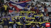 Suporter Thailand berpesta di GBK tanpa intimidasi dari pendukung Indonesia yang pada laga sebelumnya sempat menyerang suporter Malaysia. (CNN Indonesia/Adhi Wicaksono)