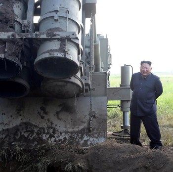 Isyarat ke Trump, Korut Luncurkan Roket Ganda Super Besar
