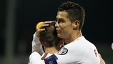 Bintang timnas Portugal, Cristiano Ronaldo, sudah membuat 10 quattrick alias mencetak empat gol dalam kariernya bersama tim nasional dan klub. (AP Photo/Mindaugas Kulbis)