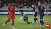 Striker naturalisasi Indonesia asal Nigeria, Osas Saha, menjalani debut di babak kedua dan berakhir dengan kekalahan. (CNN Indonesia/Adhi Wicaksono)