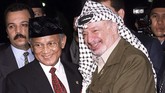 BJ Habibie ketika menyambut pemimpin Palestina Yasser Arafat di Bandara Halim Perdanakusumah. Habibie pada 1998 sempat menjadi wapres mendampingi Soeharto, lalu kemudian menduduki posisi nomor satu di Indonesia setelah Soeharto lengser. (AFP PHOTO)