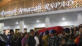 Petugas membawa peti jenazah almarhum Presiden ke-3 RI BJ Habibie ke dalam mobil ambulans di Rumah Sakit Pusat Angkatan Darat (RSPAD) Gatot Soebroto, Jakarta, Rabu (11/9). (ANTARA FOTO/Nova Wahyudi).