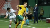 Bek kiri Timnas Portugal, Raphael Guerreiro, berjibaku untuk mengadang pemain Lithuania Vykintas Slivka dalam laga yang berkesudahan dengan skor 5-1. (AP Photo/Mindaugas Kulbis)