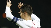 Cristiano Ronaldo memburu rekor gol terbanyak bersama tim nasional yang disandang Ali Daei. Penyerang berusia 34 itu terpaut 16 gol dari Daei yang mengemas 109 gol. (AP Photo/Mindaugas Kulbis)
