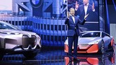 CEO BMW Oliver Zipse berbicara soal dua mobil masa depan di depan para tamu VVIP di Frankfurt, Jerman. (Uwe Anspach/dpa via AP)