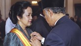 BJ Habibie menyematkan medali pada istrinya Hasri Ainun di Istana Negara pada 14 Agustus. Kisah cinta Habibie dan istrinya sendiri sempat diabadikan menjadi film Habibie dan Ainun. Semasa hidupnya ia dikenal sangat menyayangi istrinya. (AFP PHOTO/AGUS LOLONG)