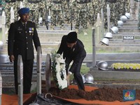 Lepas Habibie, Jokowi: Selamat Jalan 'Mr Crack', Sang Pionir