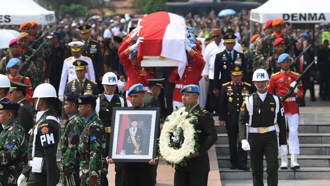 Jokowi di Makam Habibie: Selamat Jalan Mr Crack Sang Pionir