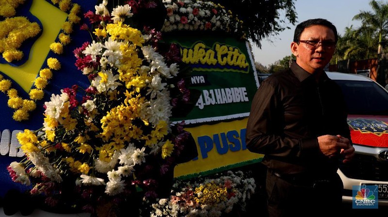 Dari pejabat hingga sejumlah instansi, organisasi atau perusahaan turut menyampaikan karangan bunga duka cita.