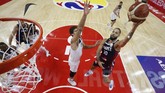Shooting guard Prancis, Evan Fournier, coba mengelabui center Amerika Serikat, Brook Lopez, pada perempat final Kejuaraan Dunia FIBA 2019 di Dongguan Basketball Center, China, Rabu (11/9). (Kim Kyung-Hoon/Pool Photo via AP)