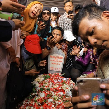 Pemandangan Warga yang Antusias Swafoto di Makam BJ Habibie