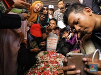 Pemandangan Warga yang Antusias Swafoto di Makam BJ Habibie