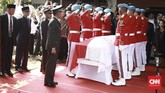 Pemerintah menetapkan masa berkabung nasional tiga hari untuk BJ Habibie. Selain menjabat sebagai Presiden ke-RI, serta Wakil Presiden ke-7 RI, Habibie juga pernah menjadi Menristek pada 1978-1998. (CNN Indonesia/Andry Novelino)