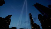 Instalasi cahaya 'Tribute in Light' menyinari langit Manhattan untuk memperingati 18 tahun tragedi 9/11 di New York, (10/9) waktu setempat. (Photo by Don Emmert / AFP)