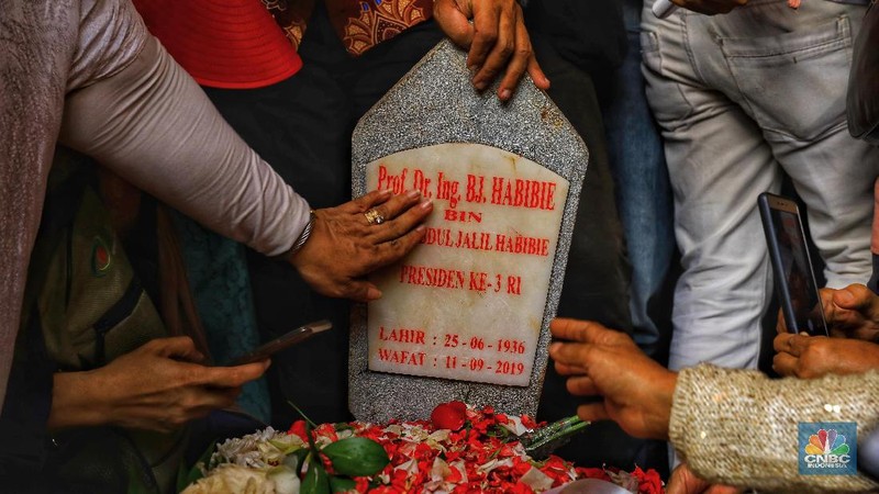 Pemandangan Warga Yang Antusias Swafoto Di Makam Bj Habibie