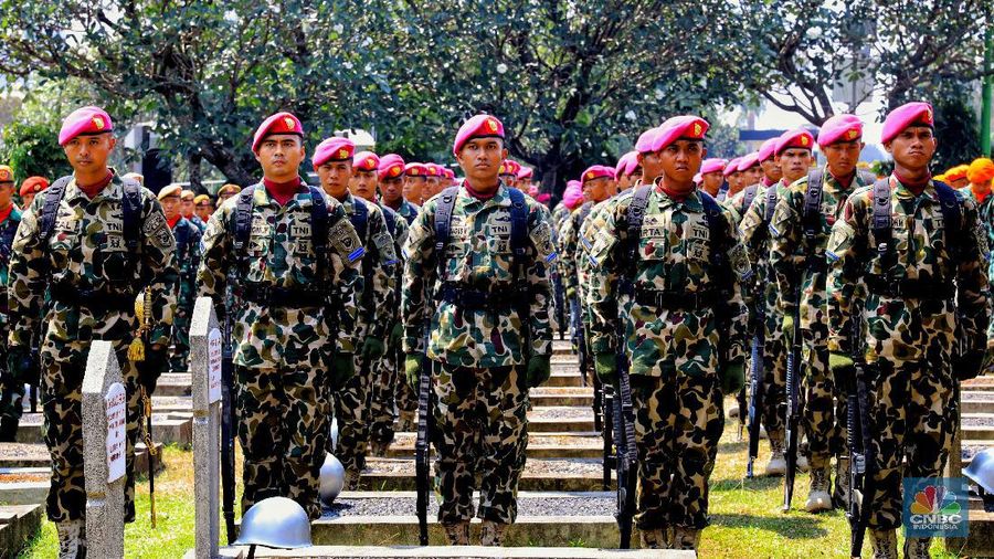Habibie juga akan dimakamkan persis di sebelah pusara istrinya, Ainun Habibie.