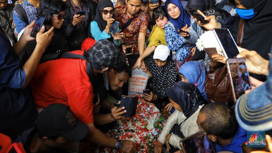 Pemandangan itu ditemui selepas upacara militer pemakaman BJ Habibie selesai.