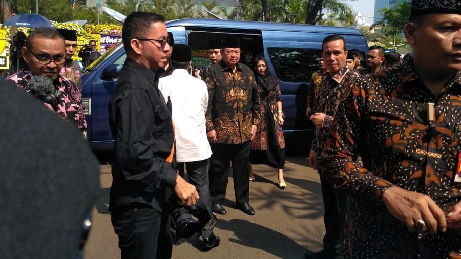 SBY menyampaikan ucapan bela sungkawa dan merasa kehilangan figur penting dalam proses reformasi Indonesia paska krisis 1998.