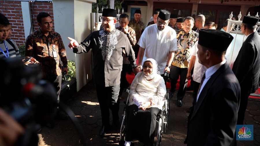 Dari pejabat hingga sejumlah instansi, organisasi atau perusahaan turut menyampaikan karangan bunga duka cita.
