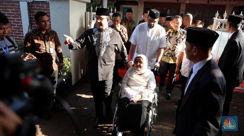 Dari pejabat hingga sejumlah instansi, organisasi atau perusahaan turut menyampaikan karangan bunga duka cita.